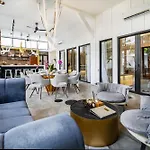Villa Giraffe Seminyak, 4Br Short Walk To Potato Head