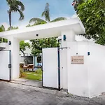 Villa Giraffe Seminyak, 4Br Short Walk To Potato Head